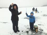 Зимняя рыбалка в Подмосковье бесплатная. Загородная рыбалка на базе отдыха с баней. Рыбалка на озере зимой на удочку с проживанием