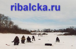 Ловля рыбы зимой, зимняя рыбалка на реке /